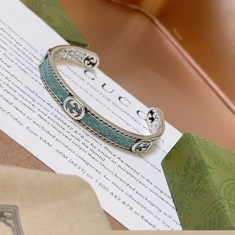 G*u*i bracelets